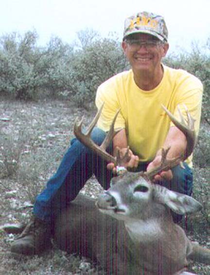 [Venado with a 17 pt buck taken in Del Rio in 1997]